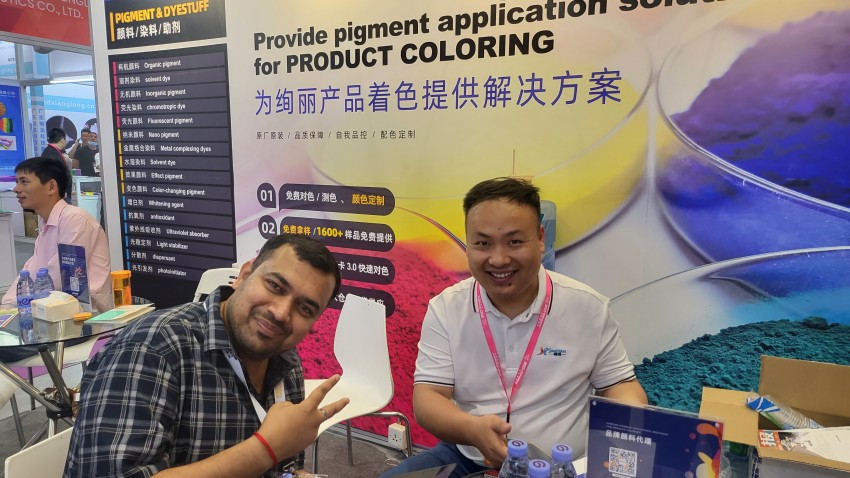 精顏工作人員與國(guó)際友人合影留戀