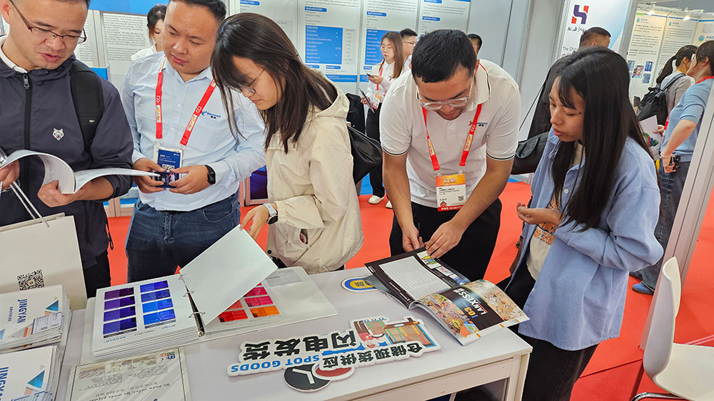 精顏化工專業(yè)團隊為客戶詳細(xì)介紹產(chǎn)品技術(shù)參數(shù)