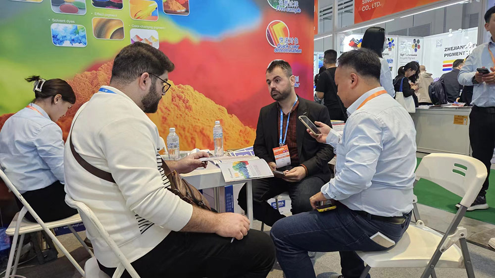 技術(shù)團(tuán)隊與國外客戶現(xiàn)場交流